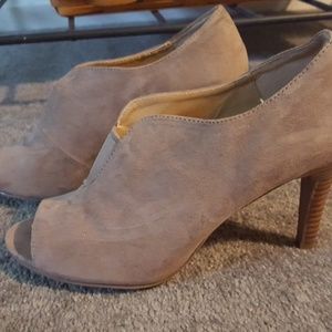 Dress Barn Lydia taupe peep-toe heels 7.5 NWOT